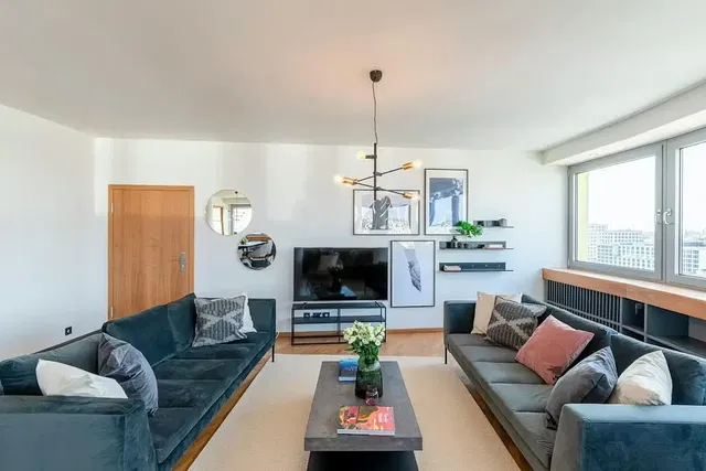 Cocina; electrodomésticos, suelo de madera, luz natural, estilo moderno