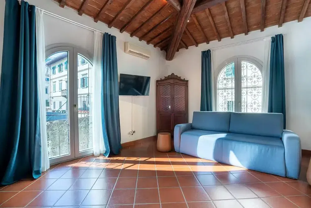 Küche; küchengeräte, holzboden, tageslicht, moderner stil