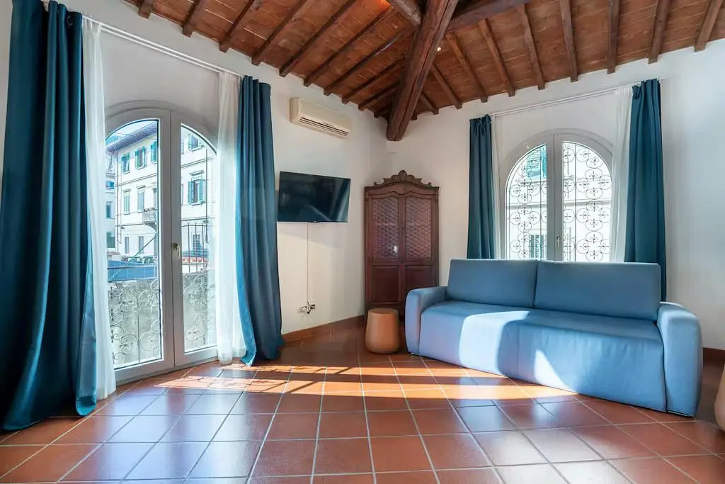 Küche; küchengeräte, holzboden, tageslicht, moderner stil