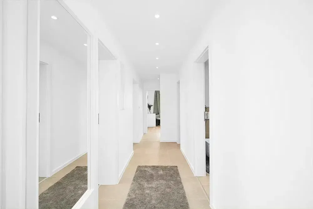 Cucina; elettrodomestici, pavimento in legno, luce naturale, stile moderno