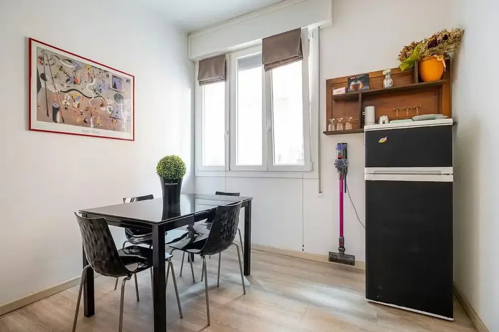 Küche; küchengeräte, holzboden, tageslicht, moderner stil