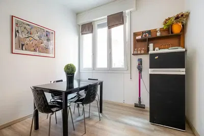 Küche; küchengeräte, holzboden, tageslicht, moderner stil