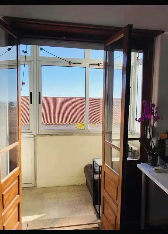 Mutfak; mutfak aletleri, ahşap zemin, doğal ışık, modern stil