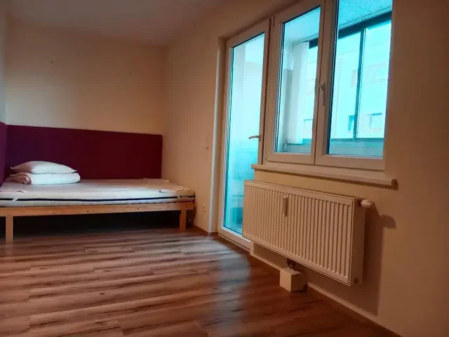 Mutfak; mutfak aletleri, ahşap zemin, doğal ışık, modern stil