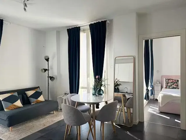 Cucina; elettrodomestici, pavimento in legno, luce naturale, stile moderno