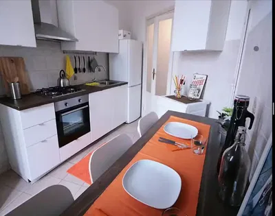 Kuhinja; kućanski aparati, drveni pod, prirodna svjetlost, moderan stil