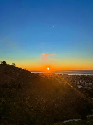 Keuken; keukenapparatuur, houten vloer, natuurlijk licht, moderne stijl
