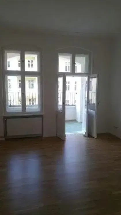 Kuchyňa; kuchynské spotrebiče, drevená podlaha, prirodzené svetlo, moderný štýl