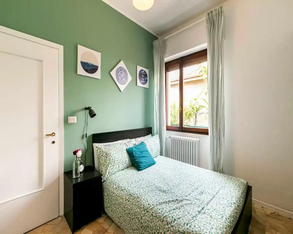 Kuchnia; sprzęt kuchenny, podłoga drewniana, światło dzienne, styl nowoczesny