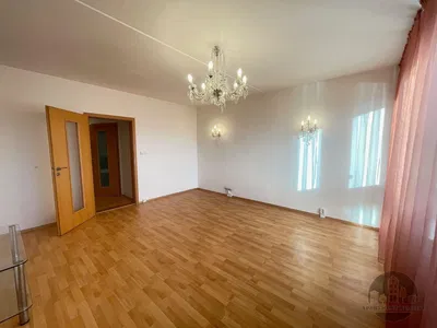 Кухня; кухненски уреди, дървен под, естествена светлина, модерен стил