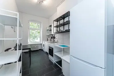 Cocina; electrodomésticos, suelo de madera, luz natural, estilo moderno