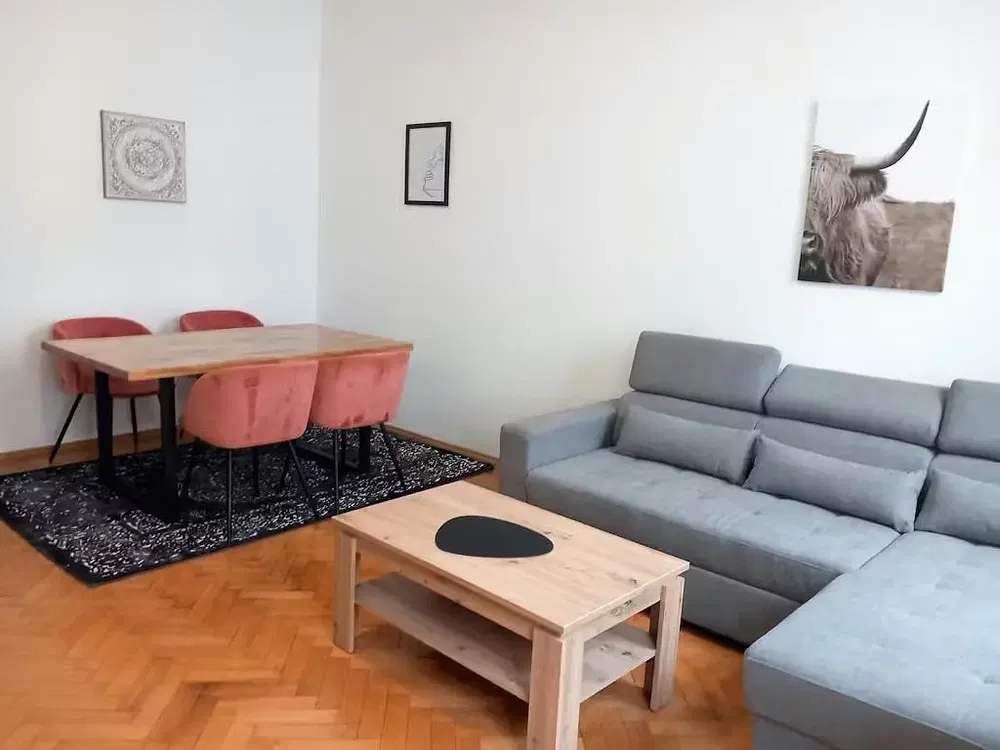 Küche; küchengeräte, holzboden, tageslicht, moderner stil