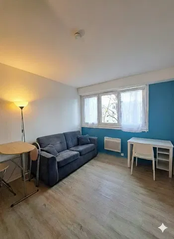 Cozinha; eletrodomésticos, chão de madeira, luz natural, estilo moderno