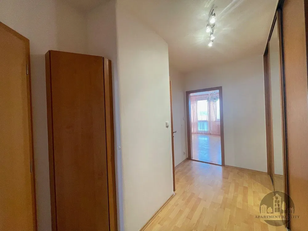 Хол; дървен под, естествена светлина, модерен стил