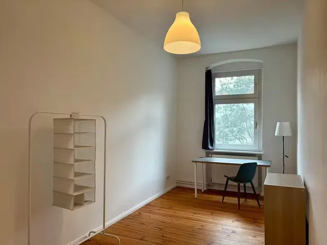 Κουζίνα; συσκευές κουζίνας, ξύλινο πάτωμα, φυσικό φως, μοντέρνο στυλ