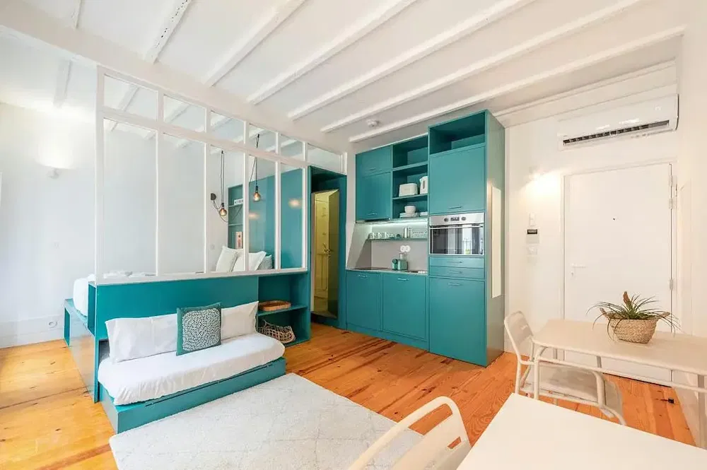 Wohnzimmer; holzboden, tageslicht, moderner stil