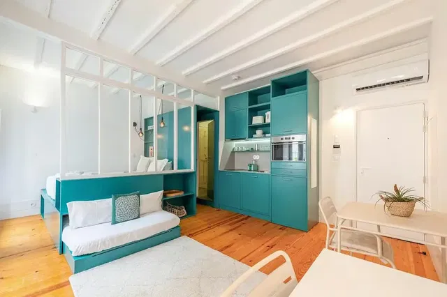 Wohnzimmer; holzboden, tageslicht, moderner stil