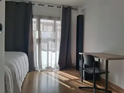 Küche; küchengeräte, holzboden, tageslicht, moderner stil