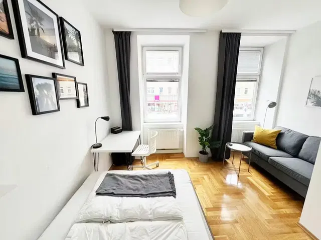 Küche; küchengeräte, holzboden, tageslicht, moderner stil