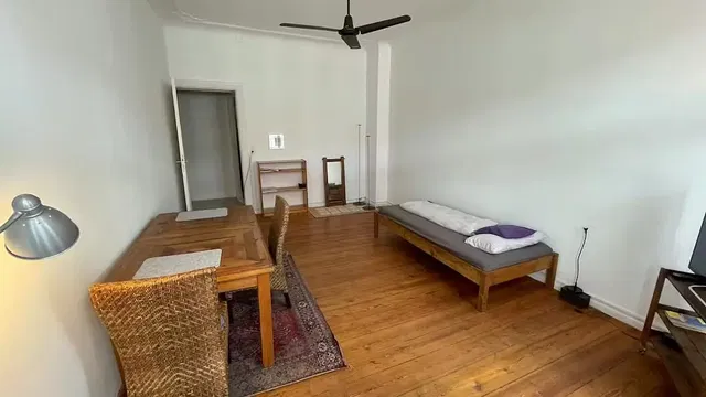 Kuchnia; sprzęt kuchenny, podłoga drewniana, światło dzienne, styl nowoczesny