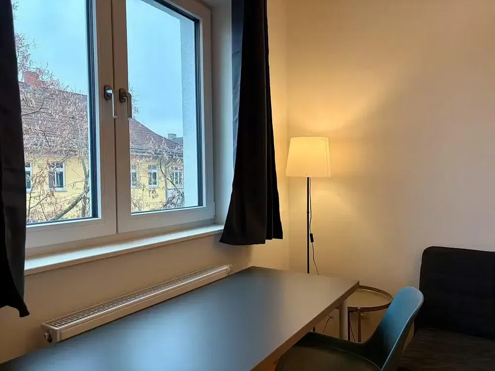 Küche; küchengeräte, holzboden, tageslicht, moderner stil