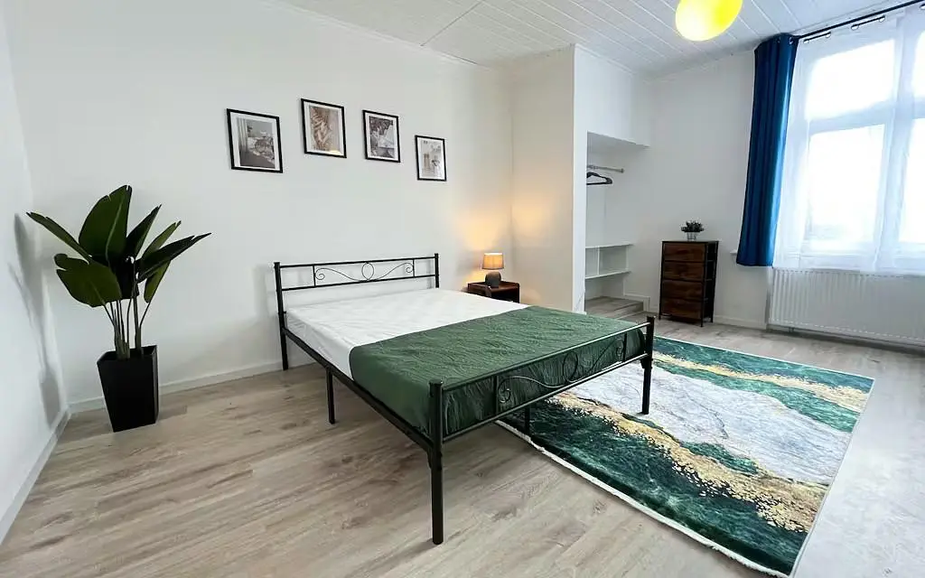 Kuhinja; kućanski aparati, drveni pod, prirodna svjetlost, moderan stil