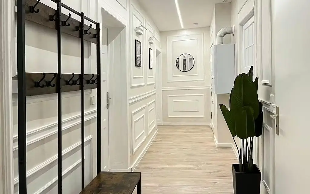 Кухня; кухненски уреди, дървен под, естествена светлина, модерен стил