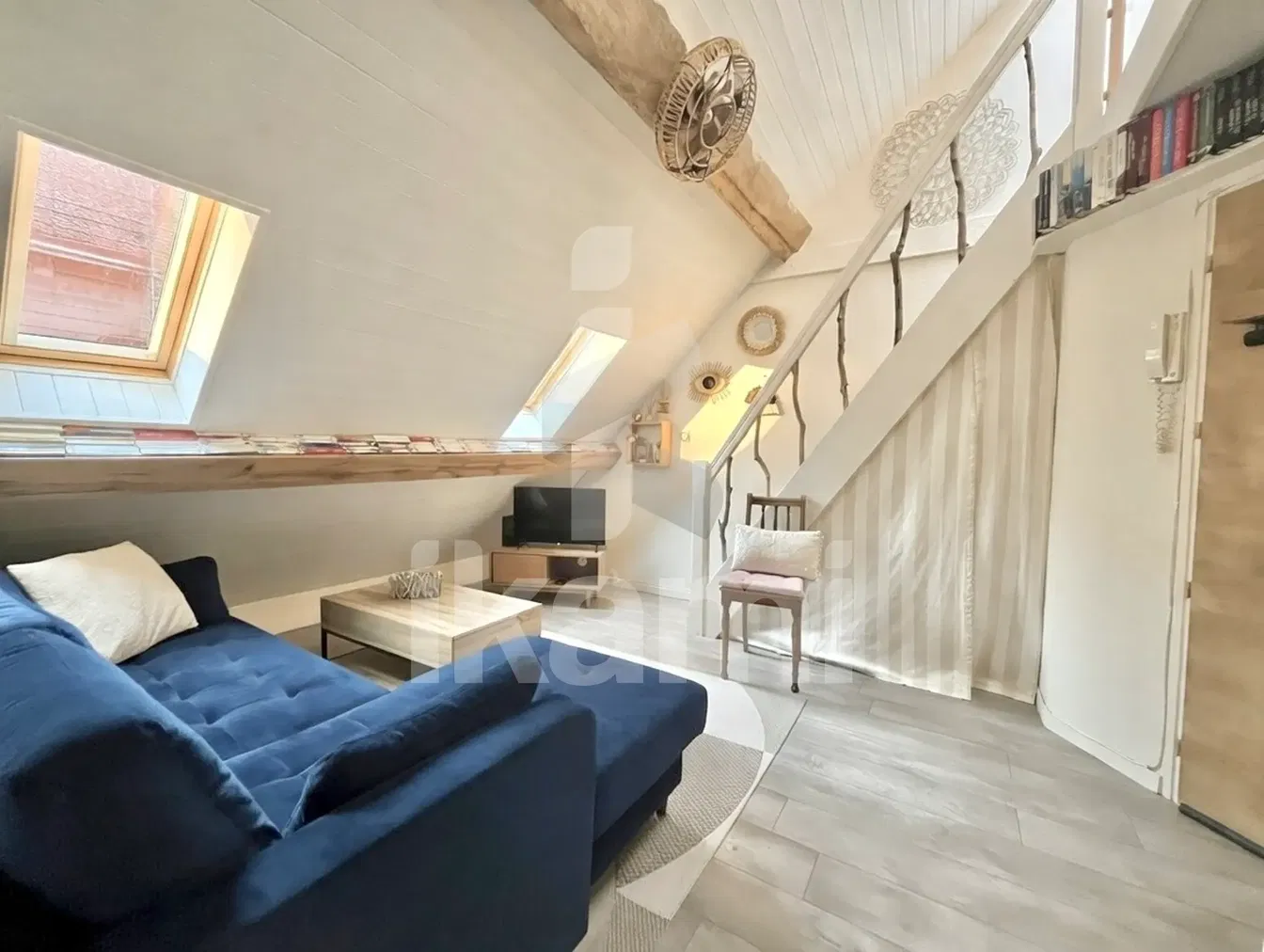 Кухиња; кухињски апарати, дрвени под, природно светло, модерни стил