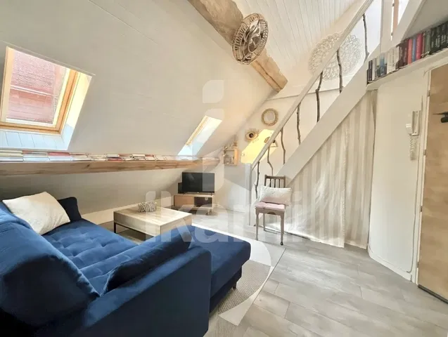 Κουζίνα; συσκευές κουζίνας, ξύλινο πάτωμα, φυσικό φως, μοντέρνο στυλ