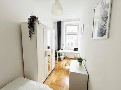 Küche; küchengeräte, holzboden, tageslicht, moderner stil