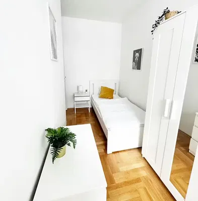 Wohnzimmer; holzboden, tageslicht, moderner stil