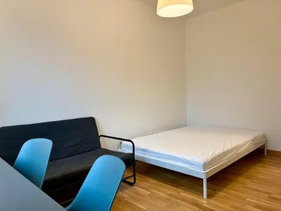 Küche; küchengeräte, holzboden, tageslicht, moderner stil