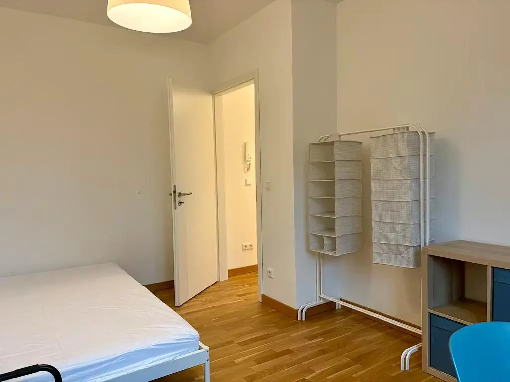 Kuchyňa; kuchynské spotrebiče, drevená podlaha, prirodzené svetlo, moderný štýl