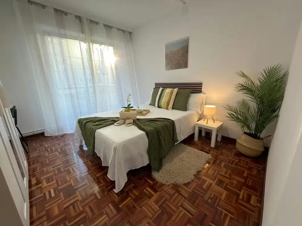 Küche; küchengeräte, holzboden, tageslicht, moderner stil