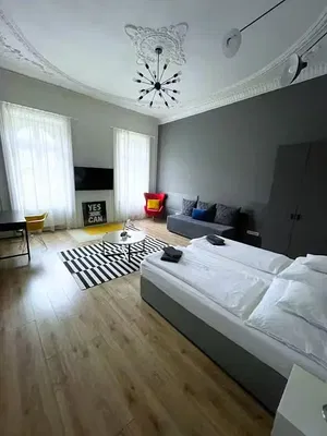 Cozinha; eletrodomésticos, chão de madeira, luz natural, estilo moderno