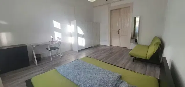 Kuchyňa; kuchynské spotrebiče, drevená podlaha, prirodzené svetlo, moderný štýl