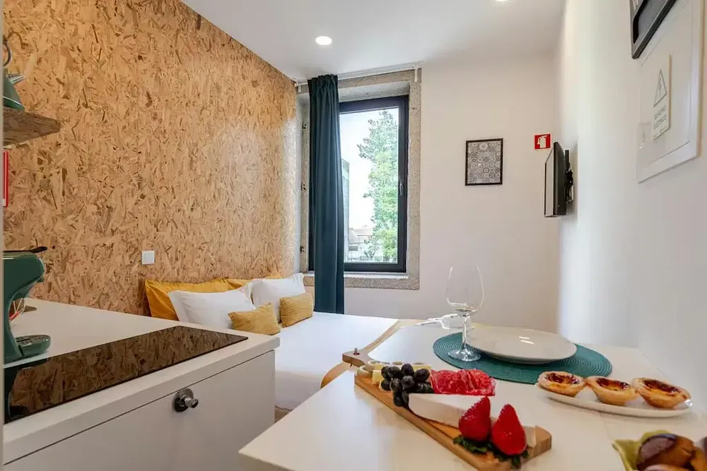 Küche; küchengeräte, holzboden, tageslicht, moderner stil