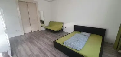 Kuchyňa; kuchynské spotrebiče, drevená podlaha, prirodzené svetlo, moderný štýl