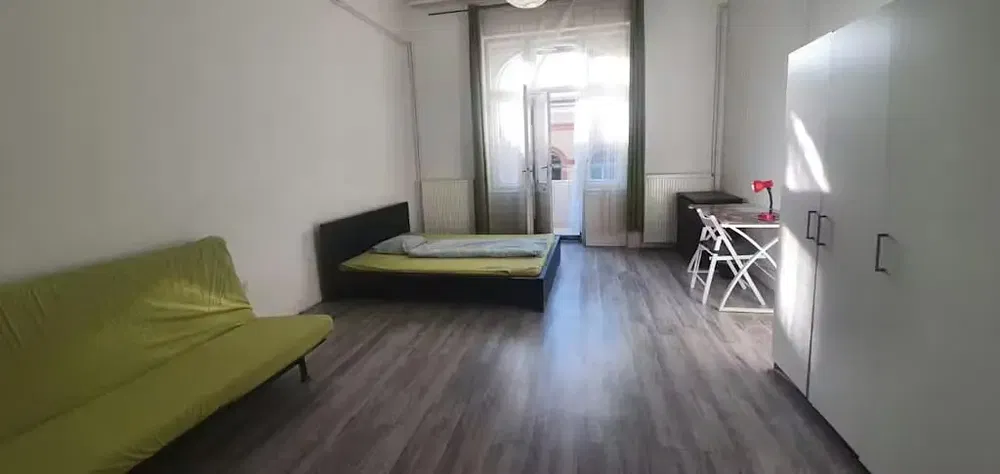 Κουζίνα; συσκευές κουζίνας, ξύλινο πάτωμα, φυσικό φως, μοντέρνο στυλ