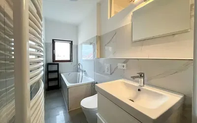 Kuhinja; kućanski aparati, drveni pod, prirodna svjetlost, moderan stil