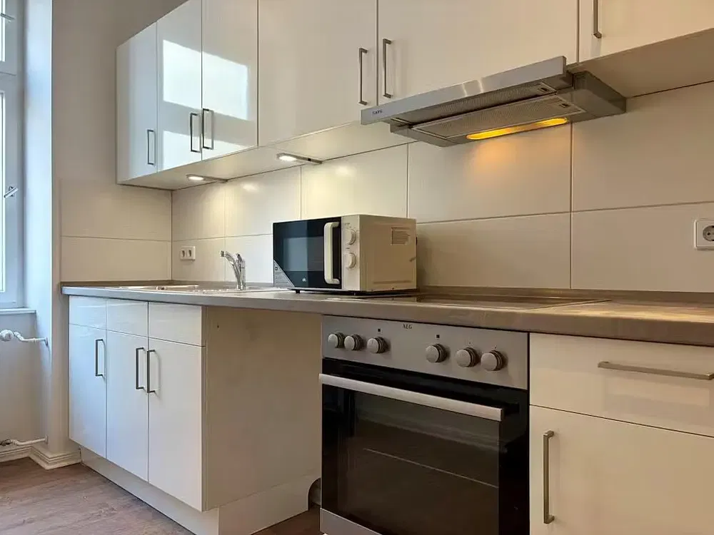 Küche; küchengeräte, holzboden, tageslicht, moderner stil