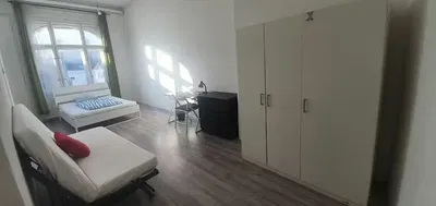 Küche; küchengeräte, holzboden, tageslicht, moderner stil