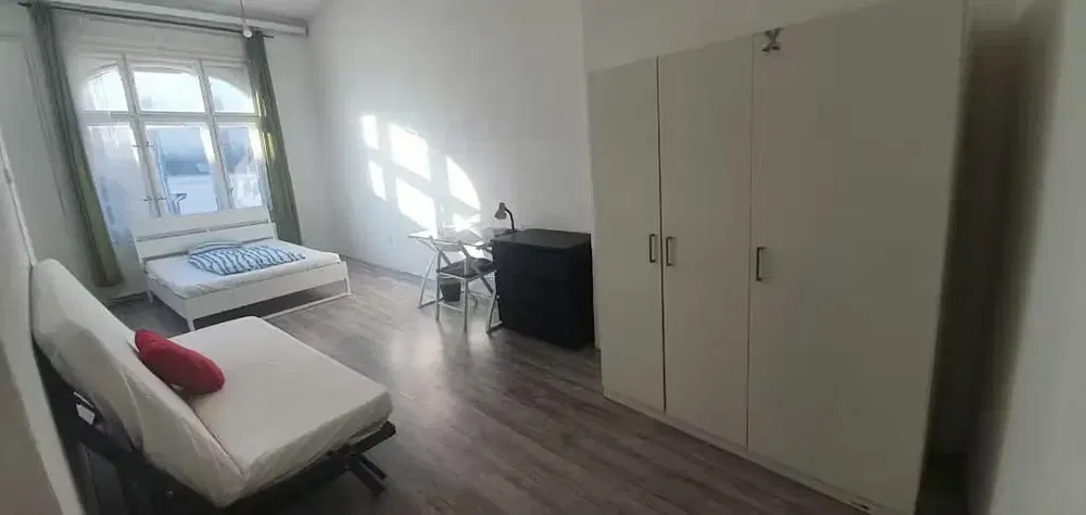 Küche; küchengeräte, holzboden, tageslicht, moderner stil