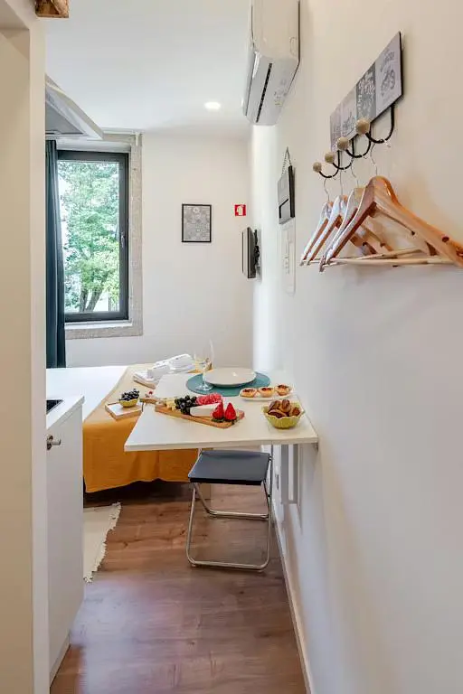 Küche; küchengeräte, holzboden, tageslicht, moderner stil