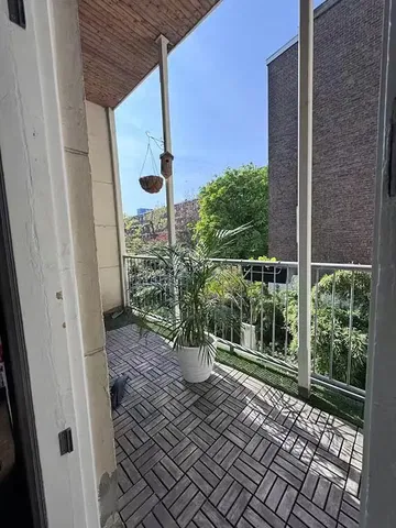 Küche; küchengeräte, holzboden, tageslicht, moderner stil