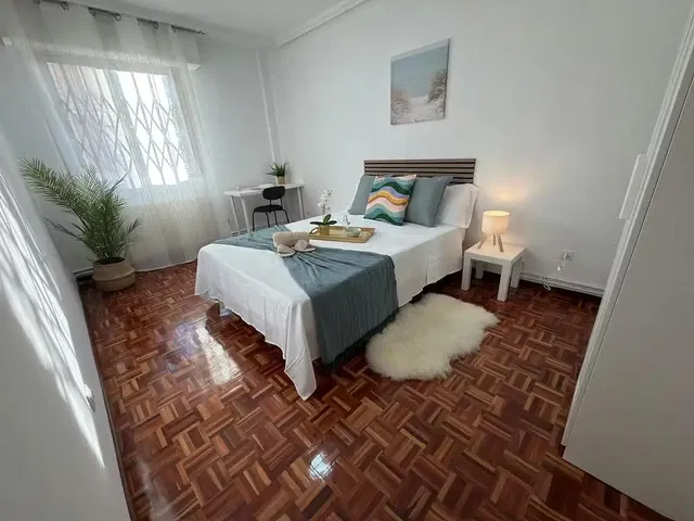 Kuchyňa; kuchynské spotrebiče, drevená podlaha, prirodzené svetlo, moderný štýl