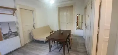 Kuhinja; kuhinjski aparati, drveni pod, prirodno svjetlo, moderni stil