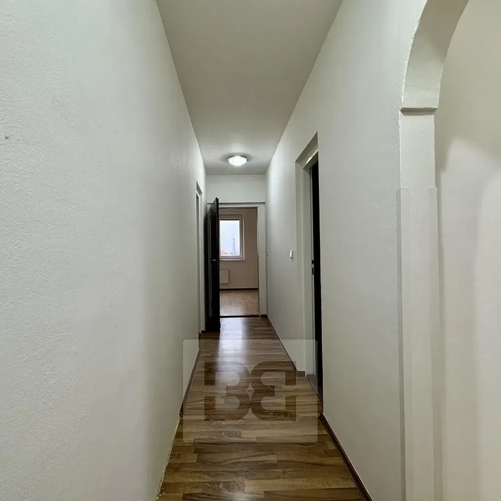 Obývačka; drevená podlaha, prirodzené svetlo, moderný štýl