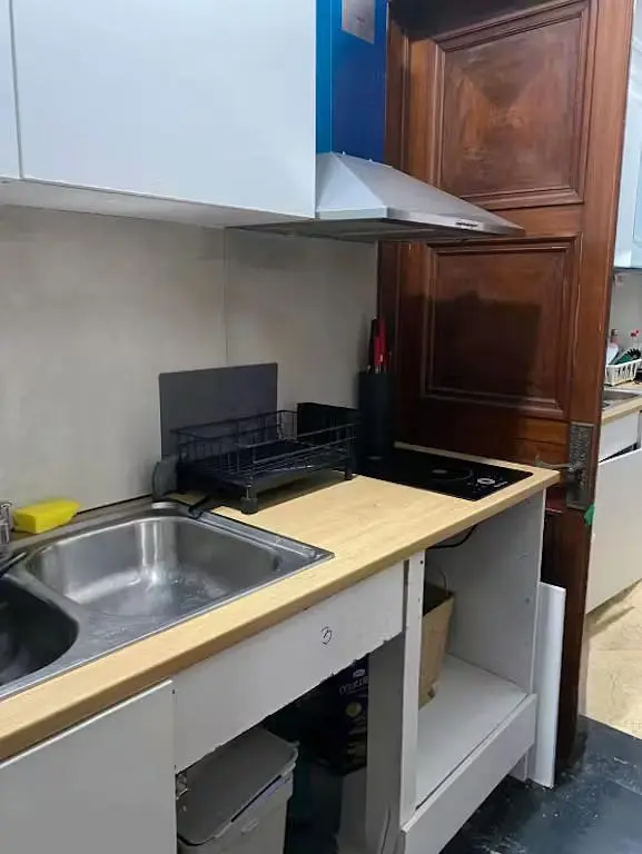 Cocina; electrodomésticos, suelo de madera, luz natural, estilo moderno