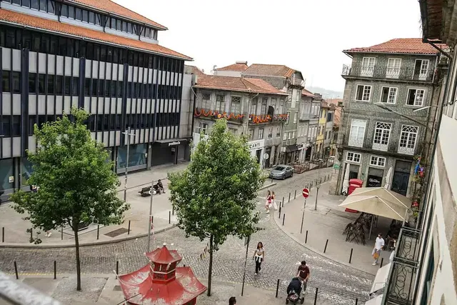 Cucina; elettrodomestici, pavimento in legno, luce naturale, stile moderno